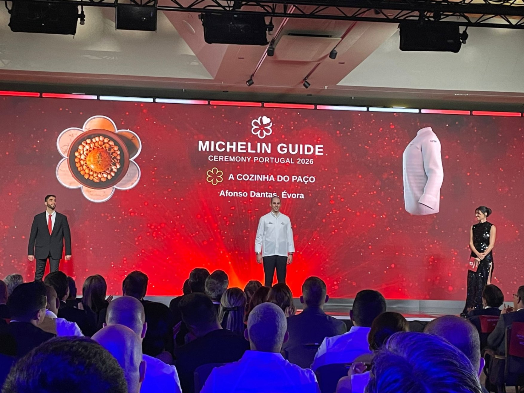 Afonso Dantas a receber a distinção de uma uma estrela Michelin